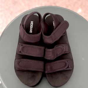 Divided black sandals
